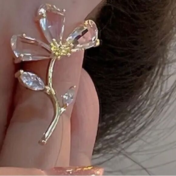 🌺 Betsey Johnson stunning crystal flower earrings 🌺 - Picture 3 of 7